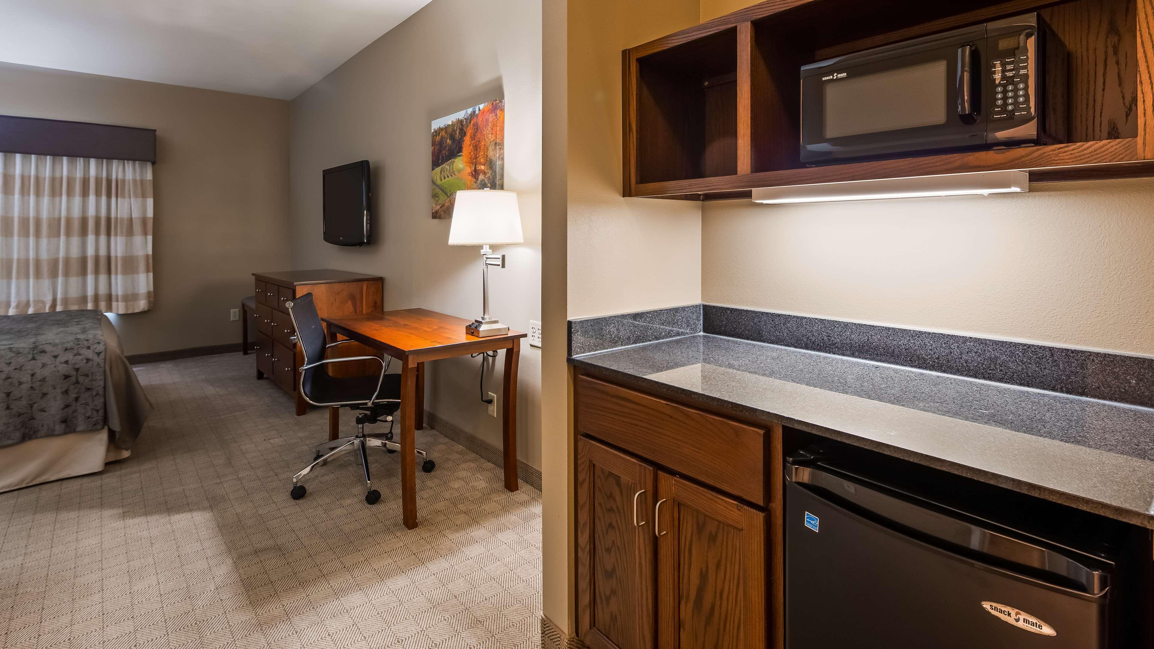 Best Western Plus Green Mill Village Hotel & Suites Arcola Экстерьер фото
