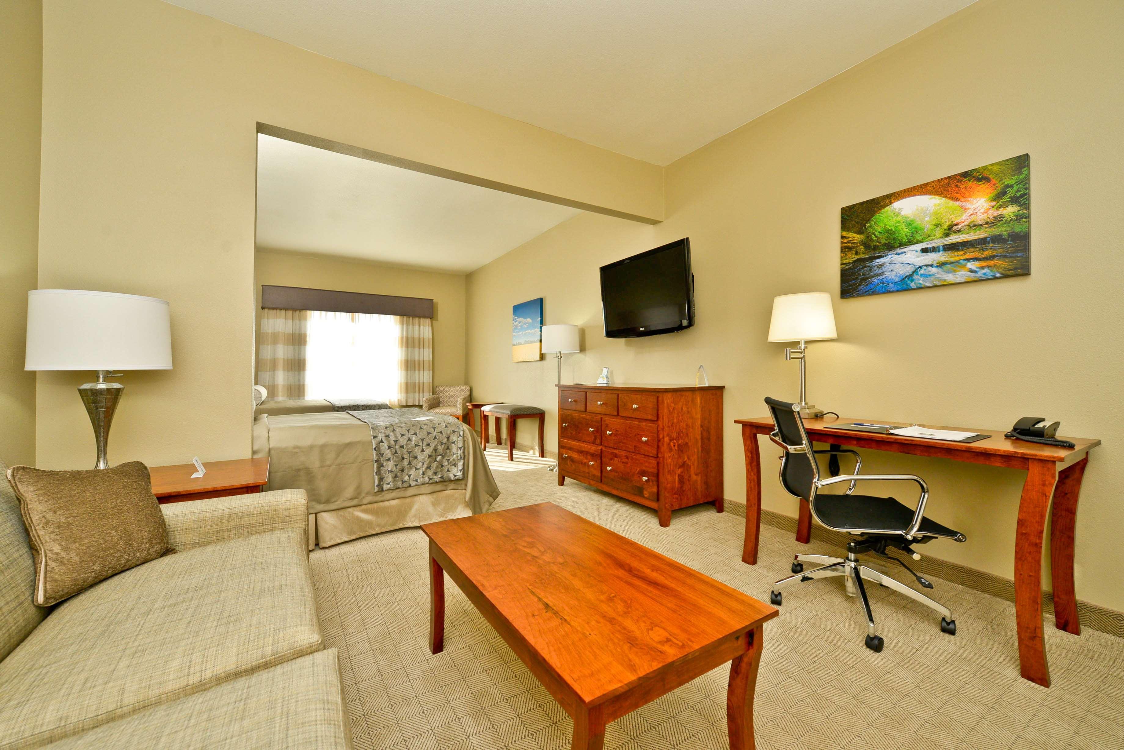 Best Western Plus Green Mill Village Hotel & Suites Arcola Экстерьер фото